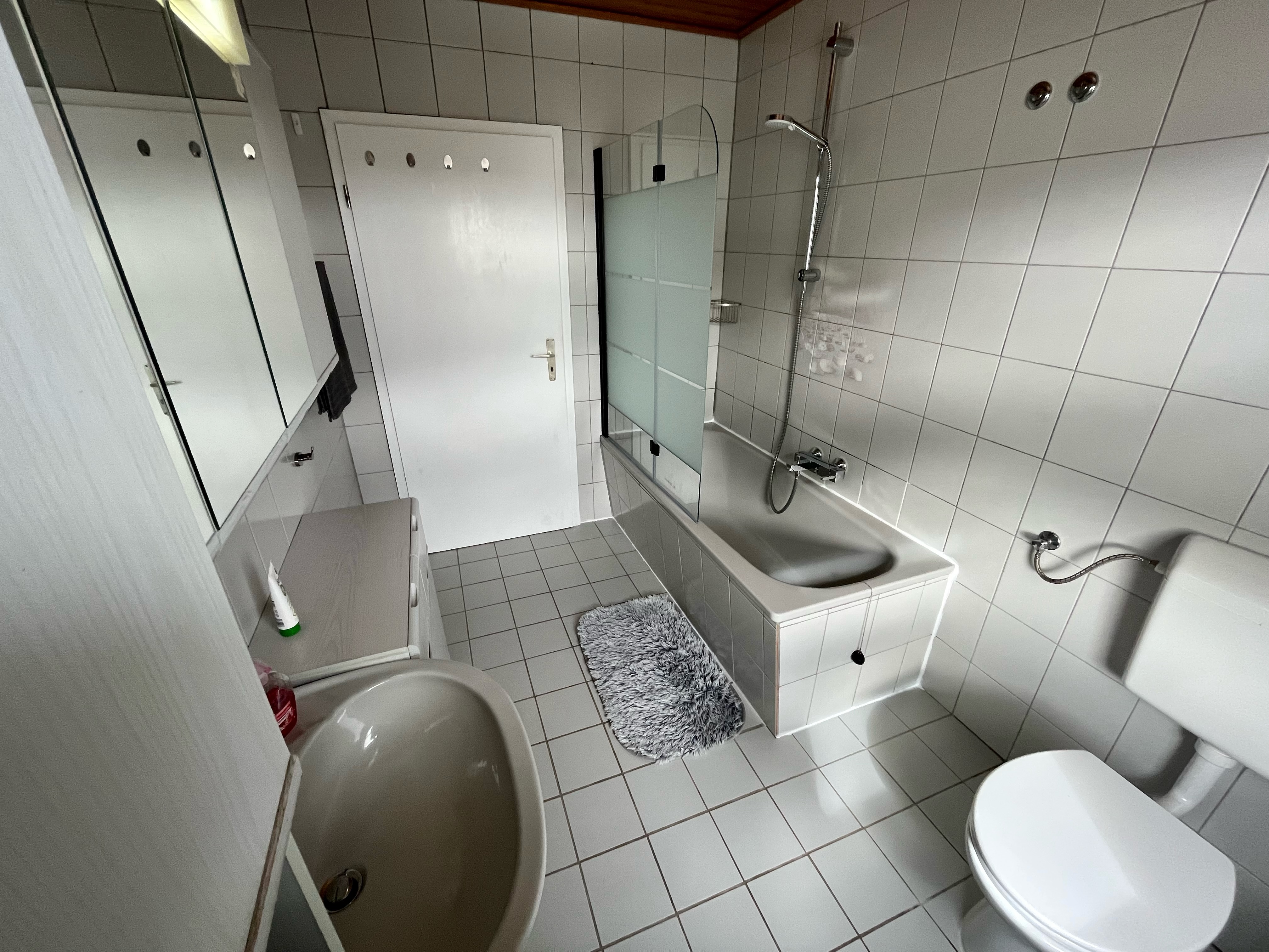 Monteurzimmer: Badezimmer mit Badewanne/Dusche und Toilette - Monteurzimmer Hohenhameln Mehrum 