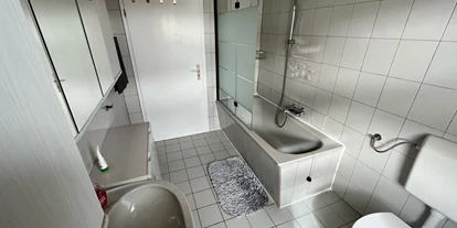 Monteurwohnung - PLZ 31319 (Deutschland) - Badezimmer mit Badewanne/Dusche und Toilette - Monteurzimmer Hohenhameln Mehrum
