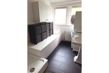 Monteurzimmer: Bad mit Waschmaschine und Trockner - Business Apartment Aida, 6 Personen, Einzelbetten