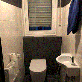Monteurzimmer: Das seperate WC mit Waschbecken und Heizung. - "Arbeiterwohnung" für bis zu 7 Personen im EG in Heroldsbach/Thurn zu vermieten