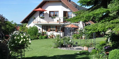 Monteurwohnung - PLZ 88348 (Deutschland) - Der Garten. Im Sommer blühen hier über 300 Rosen. - Apartment im Rosengarten