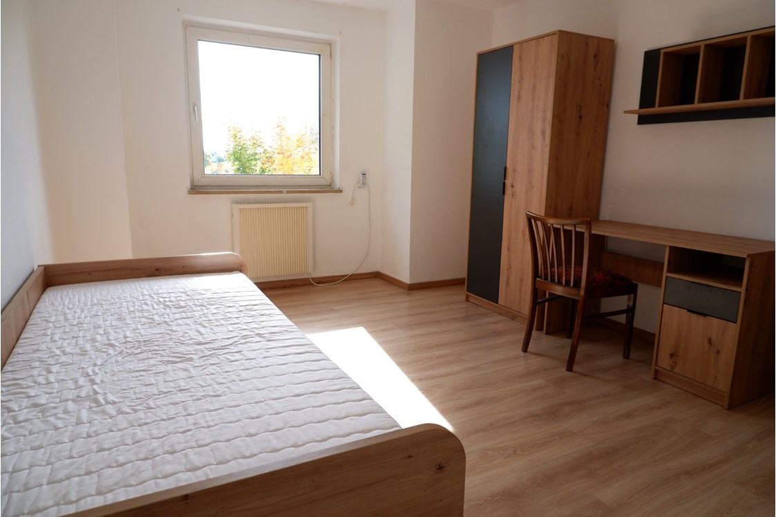 Monteurzimmer: das Zimmer - HoSl Gemütliches Monteurzimmer in Hof – Ideal für Ihren Arbeitsaufenthalt!