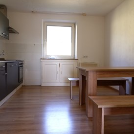 Monteurzimmer: Küchen mit Tisch und Bänke - HoSl Gemütliches Monteurzimmer in Hof – Ideal für Ihren Arbeitsaufenthalt!