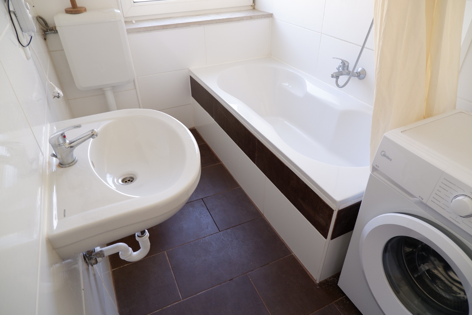 Monteurwohnung - Bettwäsche: Bettwäsche inklusive - Bayern - Bad mit Badewanne und Waschmaschine - HoSl Gemütliches Monteurzimmer in Hof – Ideal für Ihren Arbeitsaufenthalt!