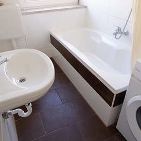 Monteurzimmer: Bad mit Badewanne und Waschmaschine - HoSl Gemütliches Monteurzimmer in Hof – Ideal für Ihren Arbeitsaufenthalt!