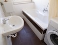 Monteurzimmer: Bad mit Badewanne und Waschmaschine - HoSl Gemütliches Monteurzimmer in Hof – Ideal für Ihren Arbeitsaufenthalt!