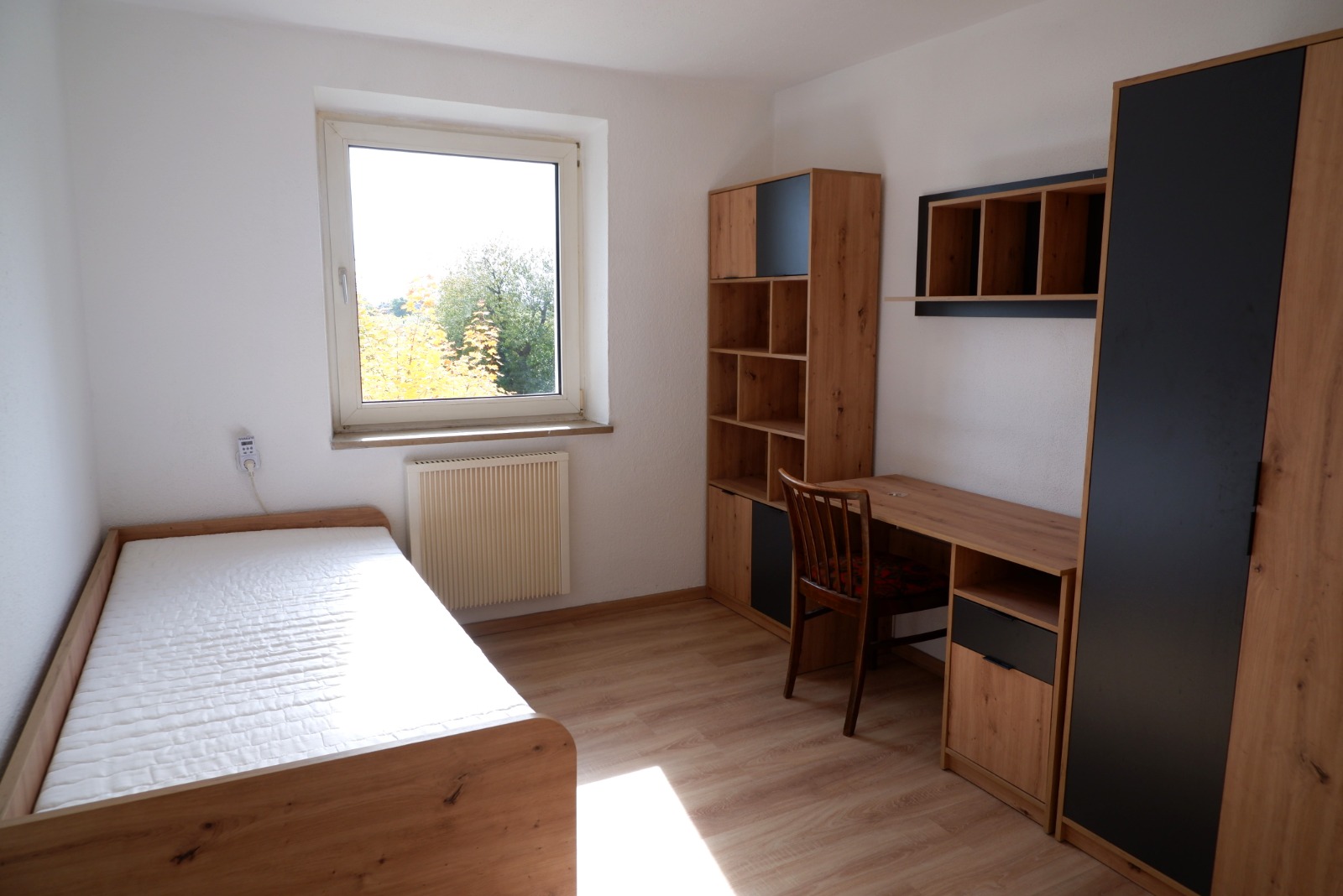 Monteurzimmer: Ausstattung Zimmer - HoSl Gemütliches Monteurzimmer in Hof – Ideal für Ihren Arbeitsaufenthalt!