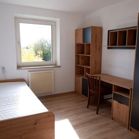 Monteurzimmer: Ausstattung Zimmer - HoSl Gemütliches Monteurzimmer in Hof – Ideal für Ihren Arbeitsaufenthalt!