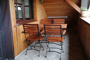Monteurzimmer: Überdachter Balkon - Ferienwohnung Rennsteigoase Rosenthal