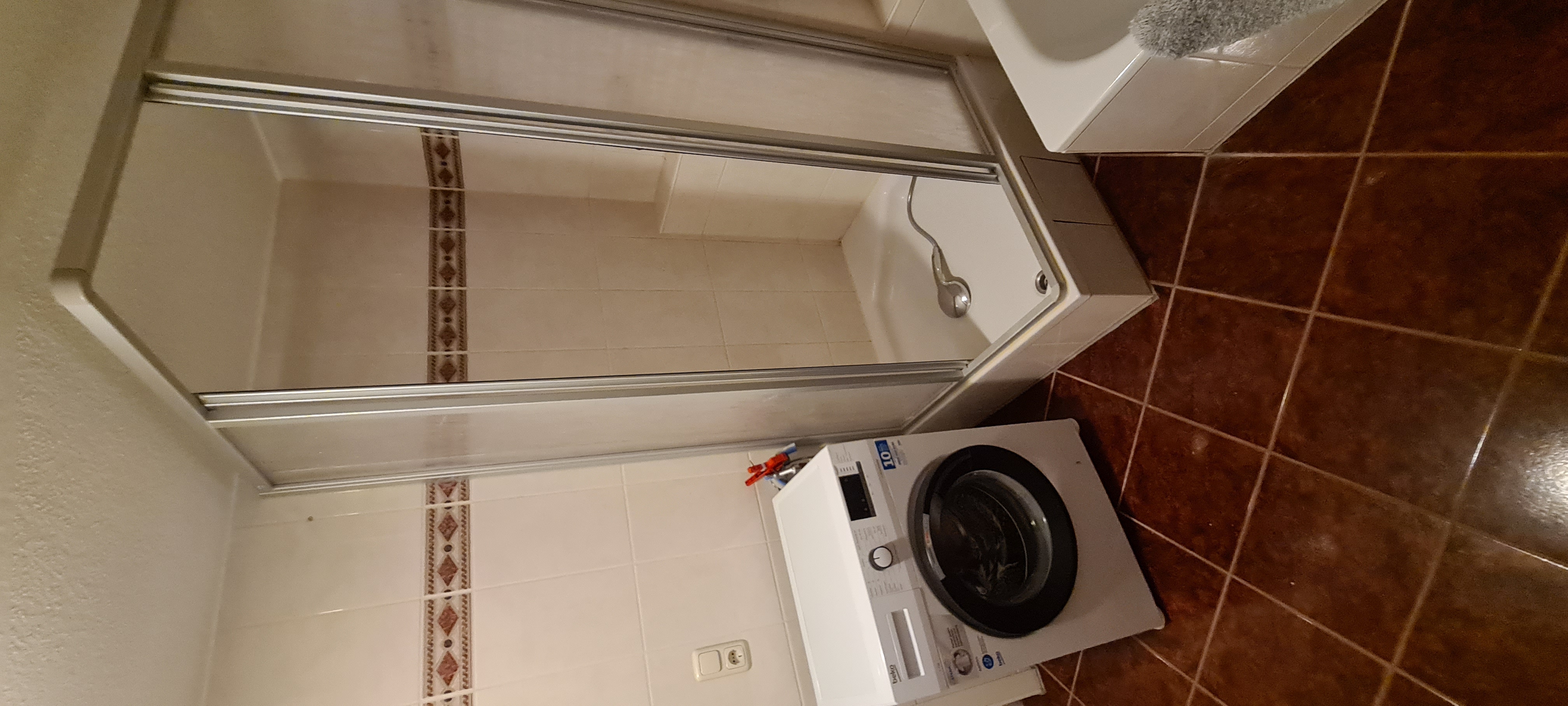 Monteurzimmer: Bad Dusche Badewanne Waschmaschine - Ferien­wohnung "Betty" am Biberdamm