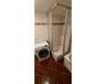 Monteurzimmer: Bad Dusche Badewanne Waschmaschine - Ferien­wohnung "Betty" am Biberdamm