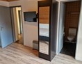 Monteurzimmer: Grosses Zimmer mit eigenem Bad und Balkon in Schüpbach