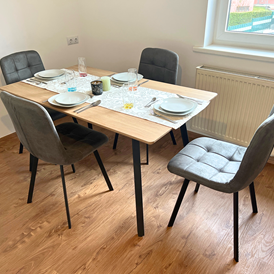 Monteurzimmer: Tisch mit Sessel - Wochenzimmer - Premium Apartments für Monteure und Projektteams