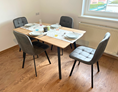 Monteurzimmer: Tisch mit Sessel - Wochenzimmer - Premium Apartments für Monteure und Projektteams
