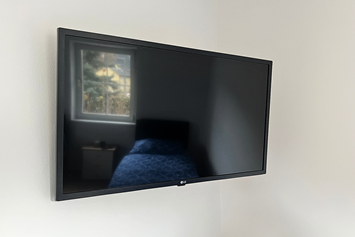 Monteurzimmer: Flat Screen mit Smart TV - Wochenzimmer - Premium Apartments für Monteure und Projektteams