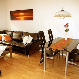 Monteurzimmer: Wohn- und Esszimmer - Ferienwohnung-Appartment in Klagenfurt