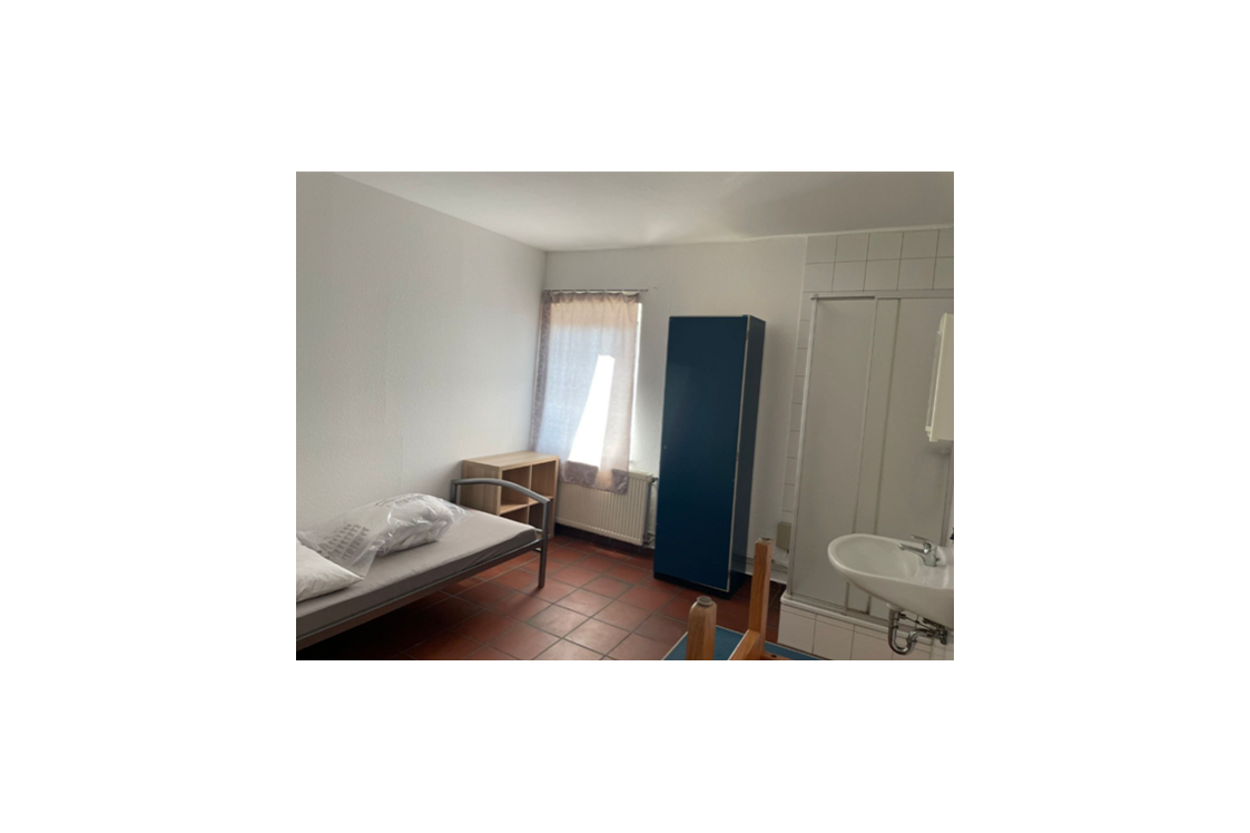 Monteurzimmer: Zimmer mit eigener Dusche und Waschbecken  - Monteurunterkunft Lindern 