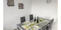 Monteurwohnung - Region Schwaben - Esstisch im Wohn- und Esszimmer - Ferienwohung Hanna, 3 Zimmer, Küche, Bad