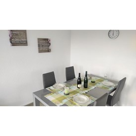 Monteurzimmer: Esstisch im Wohn- und Esszimmer - Ferienwohung Hanna, 3 Zimmer, Küche, Bad