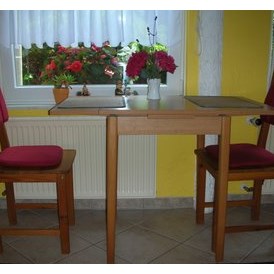 Monteurzimmer: Eßbereich, Tisch mit 2 Stühlen - Gästehaus Pirrwitz