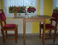 Monteurzimmer: Eßbereich, Tisch mit 2 Stühlen - Gästehaus Pirrwitz
