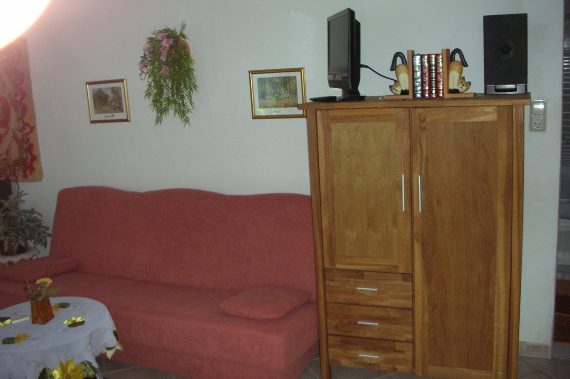 Monteurzimmer: Kleiderschrank, Fernseher und Sofaecke (Sofa ausziehbar, als 3. Schlafmöglichkeit. - Gästehaus Pirrwitz