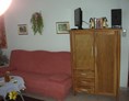Monteurzimmer: Kleiderschrank, Fernseher und Sofaecke (Sofa ausziehbar, als 3. Schlafmöglichkeit. - Gästehaus Pirrwitz