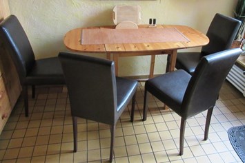 Monteurzimmer: Veranda mit Eßtisch und 4 Stühlen,
Ferienwohnung im Familienhaus - Gästehaus Pirrwitz