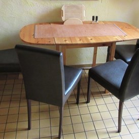 Monteurzimmer: Veranda mit Eßtisch und 4 Stühlen,
Ferienwohnung im Familienhaus - Gästehaus Pirrwitz