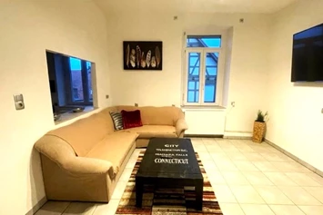 Monteurzimmer: Wohnzimmer mit großem TV - All-inclusive-Wohnen