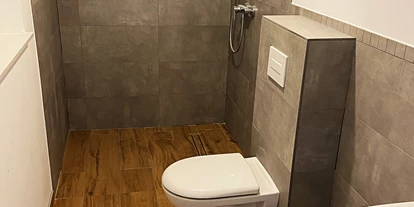 Monteurwohnung - Kühlschrank - Braunschweig - kleines Badezimmer im EG. - Gästezimmer am Rittergut - hier möchte ich wohnen!