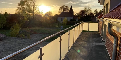 Monteurwohnung - Kühlschrank - Braunschweig - Balkon, von jeweils 2 der Zimmer aus begehbar. - Gästezimmer am Rittergut - hier möchte ich wohnen!