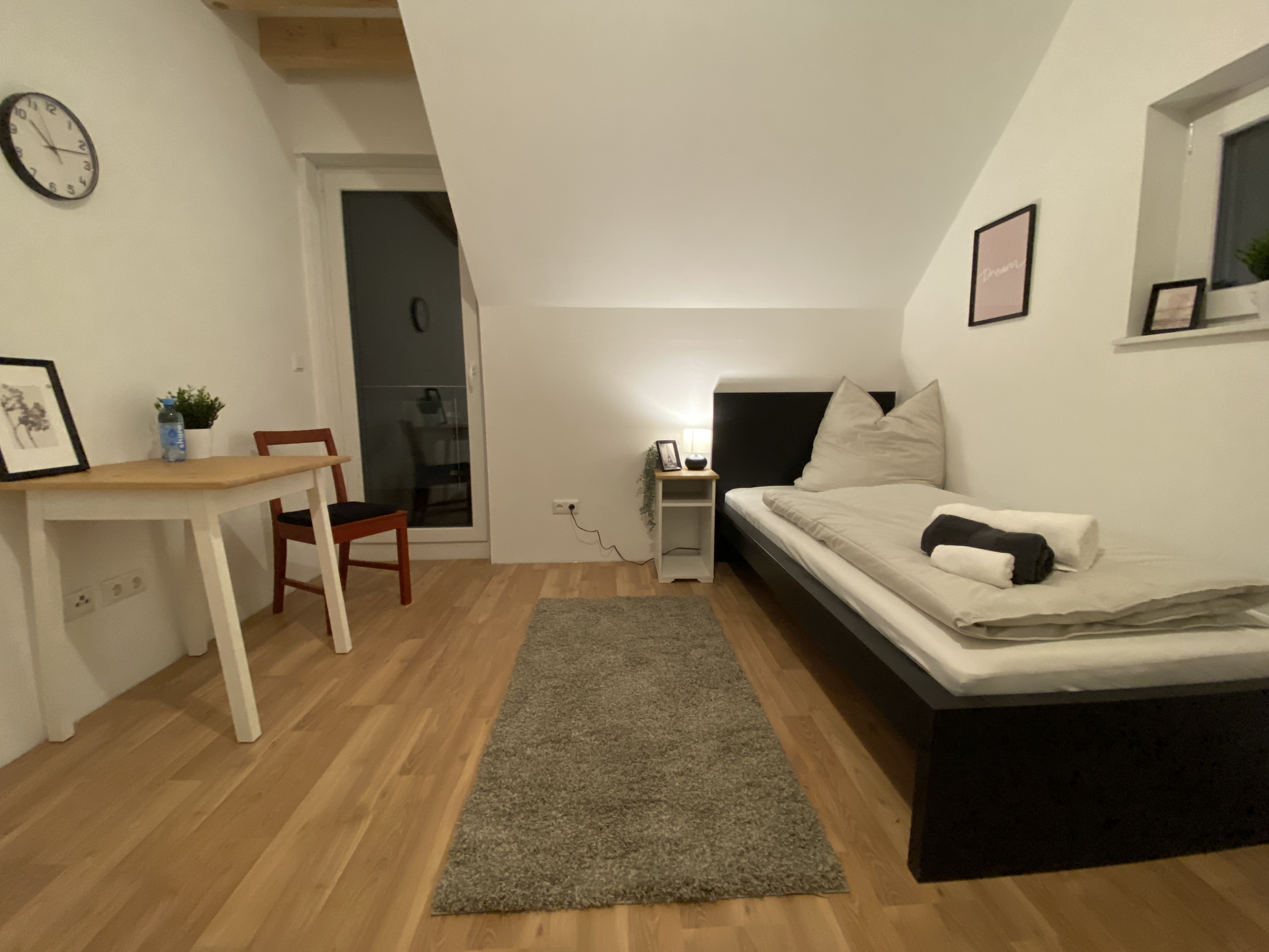 Monteurwohnung - Zimmertyp: Doppelzimmer - Calberlah - Einzelzimmer mit Balkon - Premium Monteurunterkunft - ganzes Haus für 7, Parkplatz, Rechnung