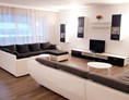 Monteurwohnung: Grosser Wohn/Essbereich.  Mit 2 großen Tischen und 10 bequemen Stühlen. Wohnbereich mit TV und WLAN  - Monteurwohnung-Nieheim 