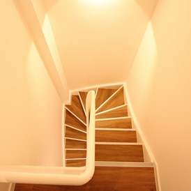 Monteurzimmer: Treppenbereich Maisonette
 - Sanierte 4-Zimmer Monteurwohnung 2-8 Personen 