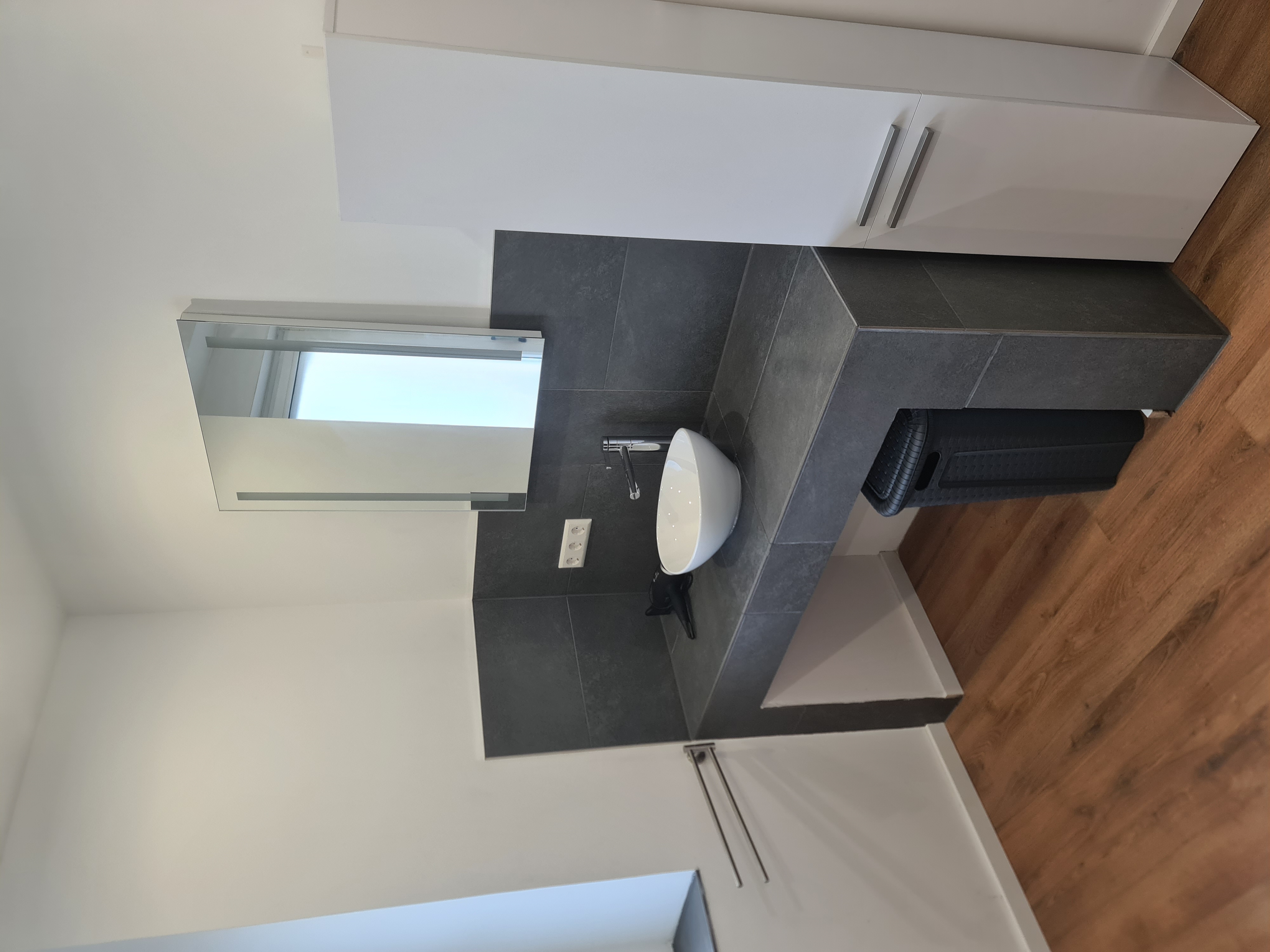 Monteurzimmer: Monteurzimmer Apartment am Bahnsteig