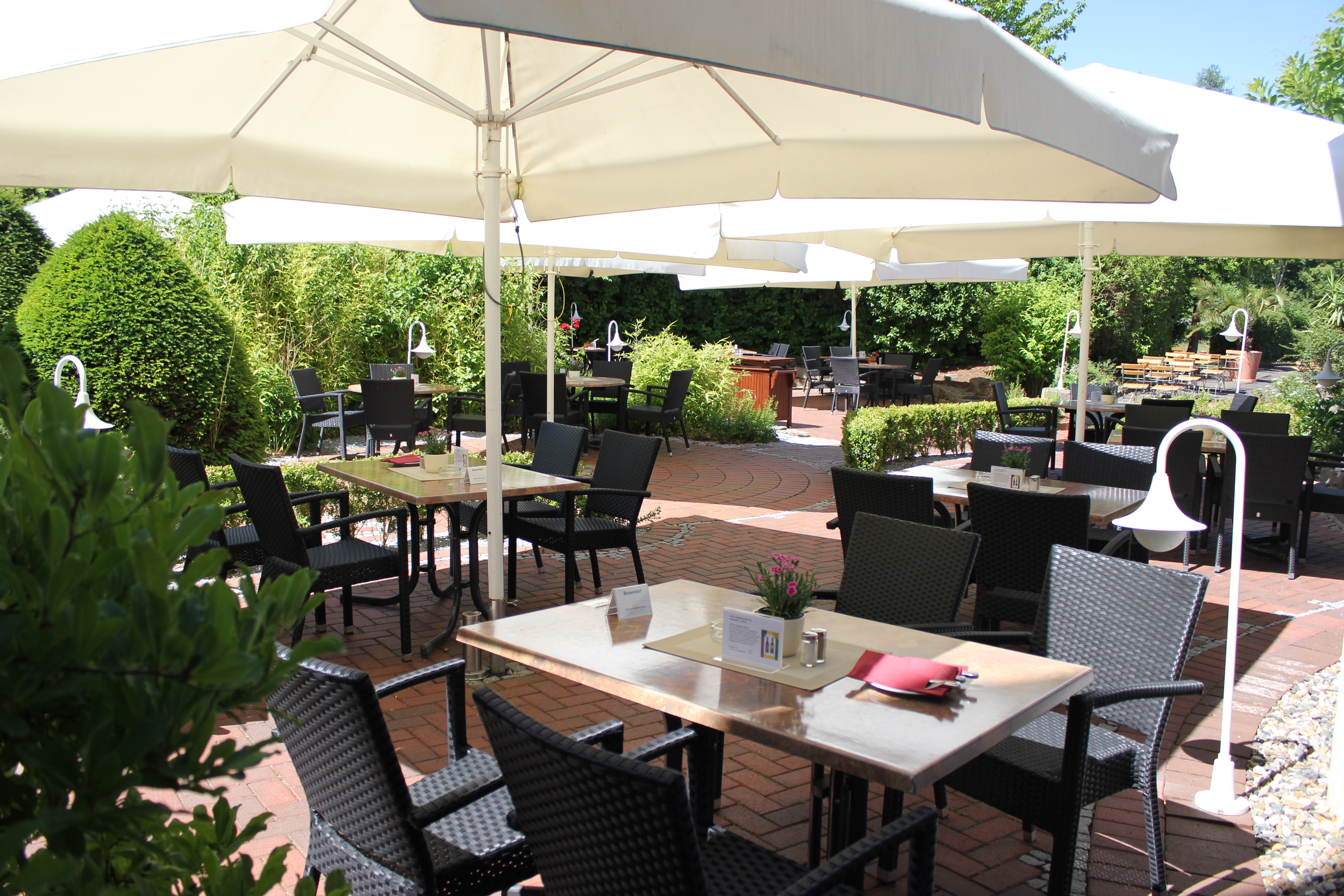 Monteurzimmer: große Gartenterrasse mit Gastronomie in der Sommersaison im Waldhotel Schäferberg  - Gästehaus Waldeslust 