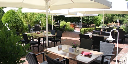 Monteurwohnung - Hannoversch Münden - große Gartenterrasse mit Gastronomie in der Sommersaison im Waldhotel Schäferberg  - Gästehaus Waldeslust