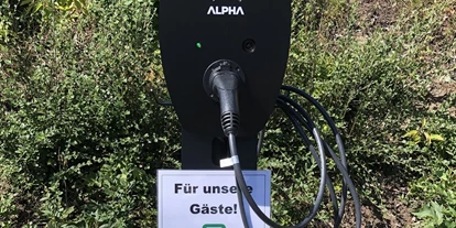 Monteurwohnung - Hannoversch Münden - 4 E-Ladesäulen auf den Parkplätzen am Haupthaus - Gästehaus Waldeslust