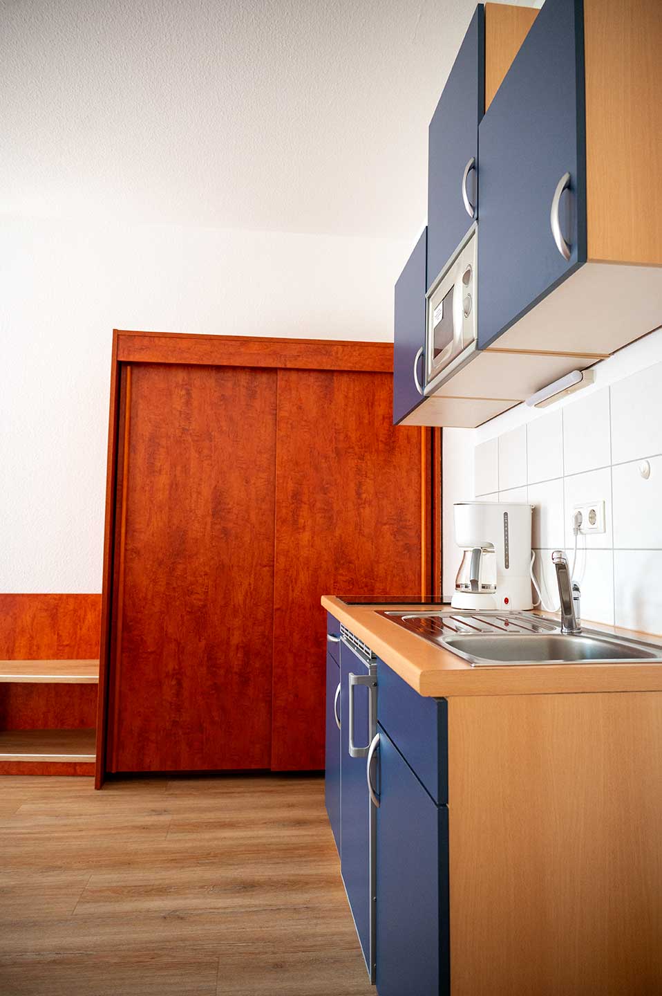 Monteurwohnung - Art der Unterkunft: Gästehaus - Hessen - Küchenzeile im Wohnbereich der Ferienwohnung - Gästehaus Waldeslust 