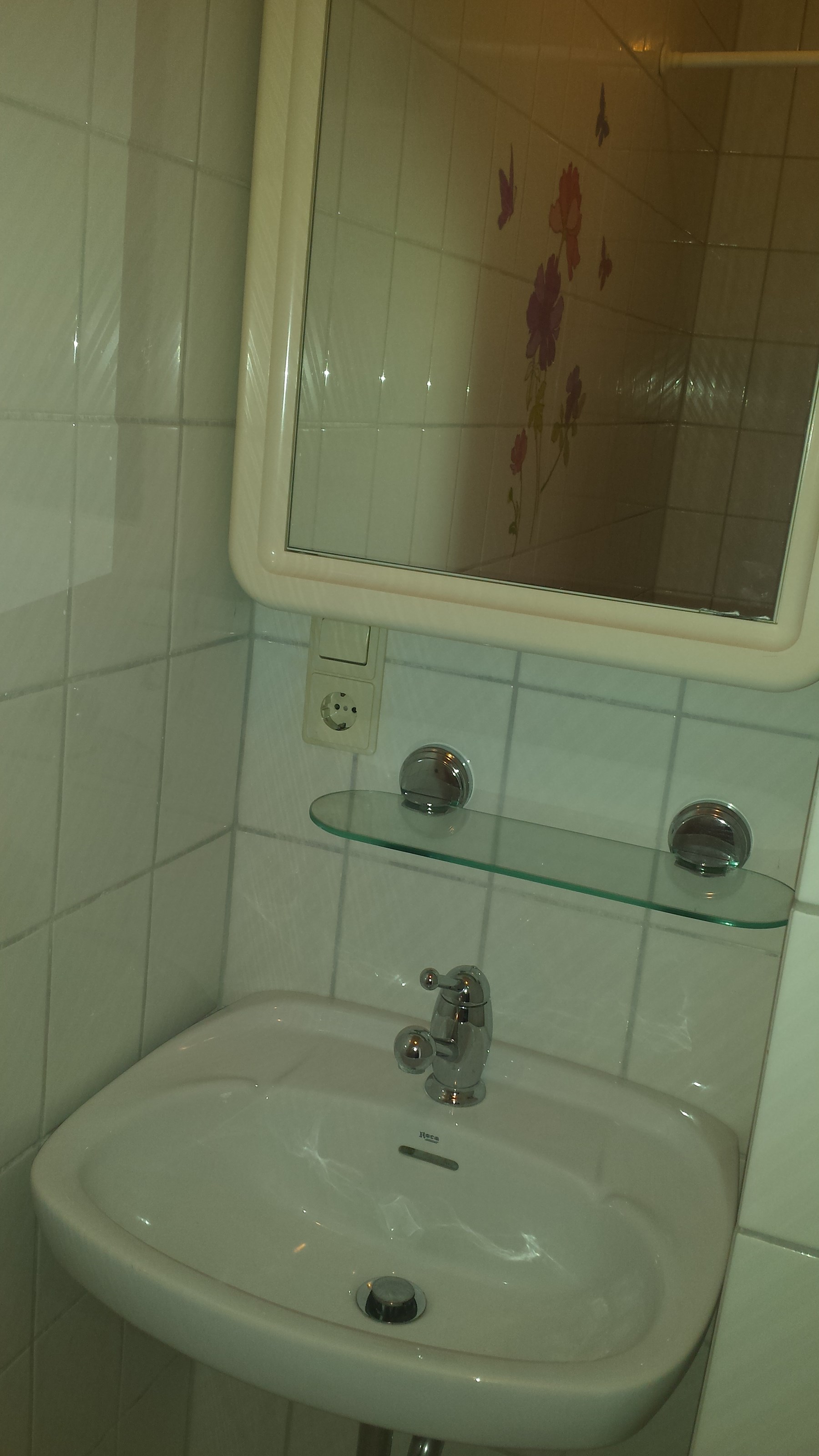 Monteurwohnung - Vilshofen - Bad mit Waschbecken, Spiegel, Dusche und WC - Yvonne Hoffmann-Maier
