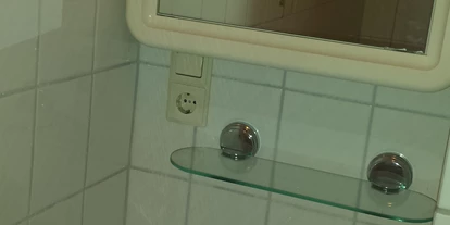 Monteurwohnung - Waschmaschine - Deutschland - Bad mit Waschbecken, Spiegel, Dusche und WC - Yvonne Hoffmann-Maier