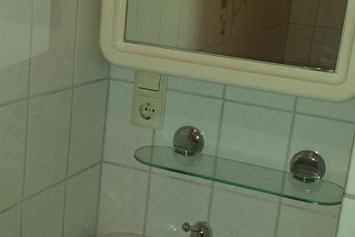 Monteurzimmer: Bad mit Waschbecken, Spiegel, Dusche und WC - Yvonne Hoffmann-Maier