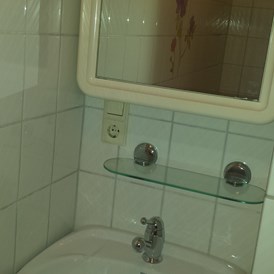 Monteurzimmer: Bad mit Waschbecken, Spiegel, Dusche und WC - Yvonne Hoffmann-Maier