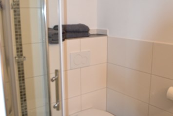 Monteurzimmer: Dusche mit Waschbecken und WC - FerienwohnungMax 22