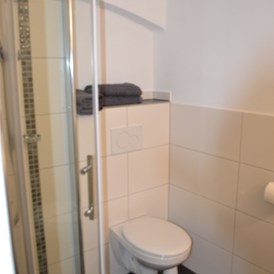 Monteurzimmer: Dusche mit Waschbecken und WC - FerienwohnungMax 22
