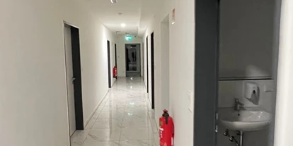 Monteurwohnung - Parkplatz: kostenlose Parkplätze in der Straße - Bremen-Umland - MK Hostel Oyten, nähe Autobahn