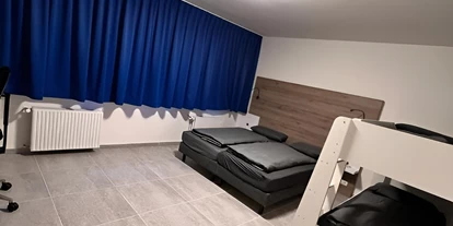 Monteurwohnung - Parkplatz: kostenlose Parkplätze in der Straße - Bremen-Umland - MK Hostel Oyten, nähe Autobahn