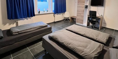 Monteurwohnung - Parkplatz: kostenlose Parkplätze in der Straße - Bremen-Umland - MK Hostel Oyten, nähe Autobahn