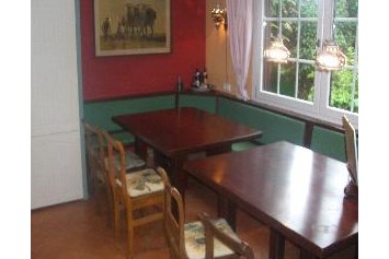 Monteurzimmer: Tisch und Stühle - Monteurzimmer bei Düsseldorf